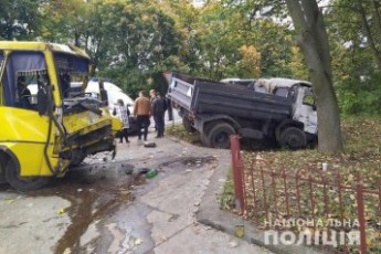 Вантажівка протаранила автобус із пасажирами: багато постраждалих