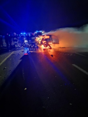Жахлива ДТП у Чернівцях: на об’їзній загорілось авто, є загиблі – фото