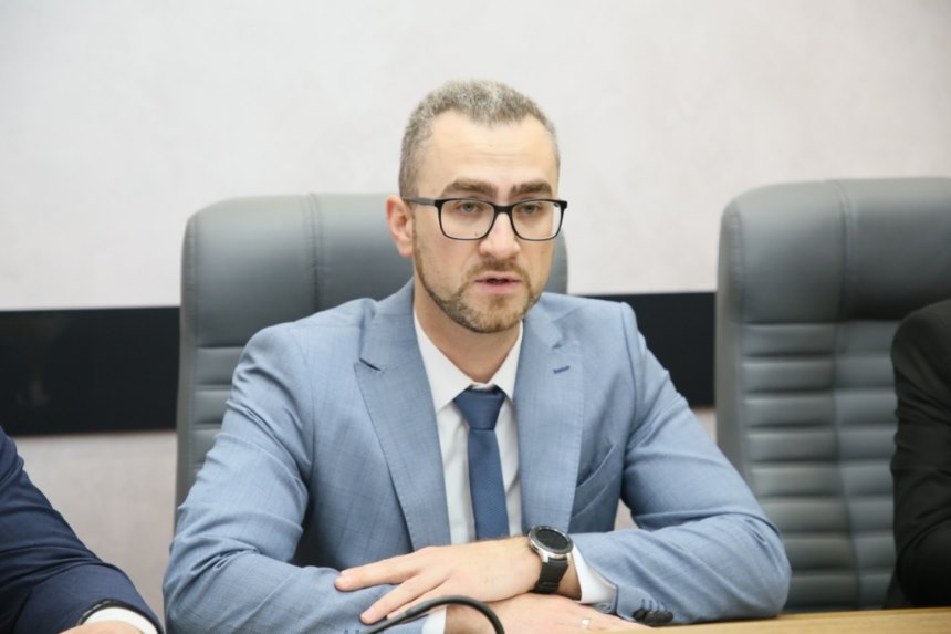 Студент, що кинув яйце в Януковича, став великою &quot;шишкою&quot; в Укрзалізниці