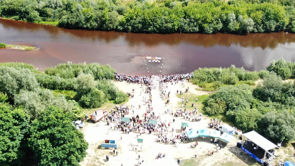 Велике хрещення під Рівним: біля річки зібралися сотні людей
